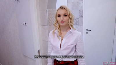 Млада студенткиња вара свог дечка са његовим пријатељем | ПОВ и сперма у њеној пички!